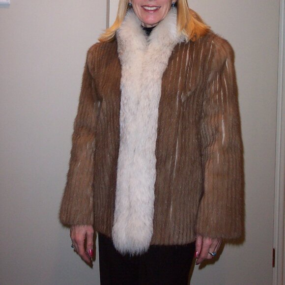 Beautiful Mink Jacket with Fox Tuxedo Fur Trim and side pockets - Picture 2 of 6